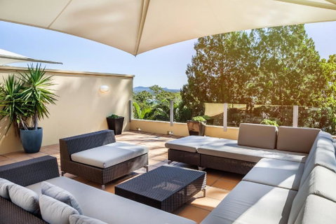 Contemporary & Luxurious Little Cove - Accommodation Rockhampton 2