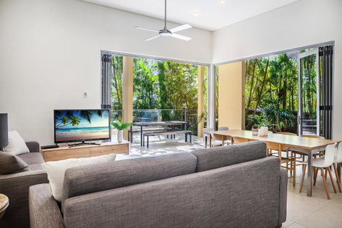 Contemporary & Luxurious Little Cove - Accommodation Rockhampton 1