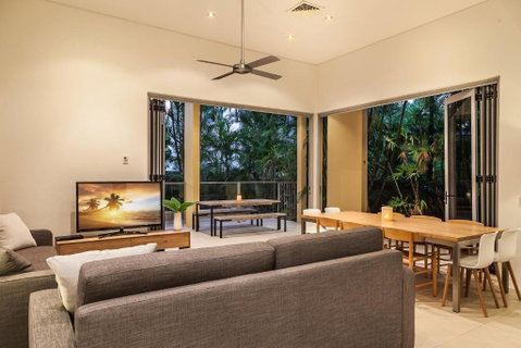 Contemporary & Luxurious Little Cove - Accommodation Rockhampton 3