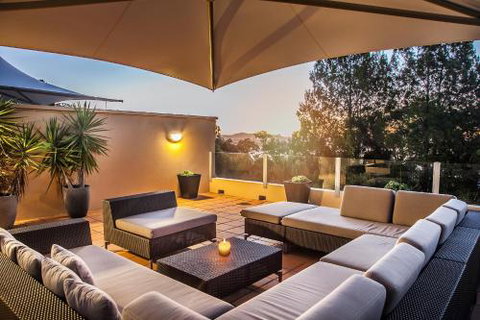 Contemporary & Luxurious Little Cove - Accommodation Rockhampton 4