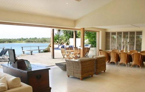 78 Noosa Parade - Accommodation Rockhampton 3