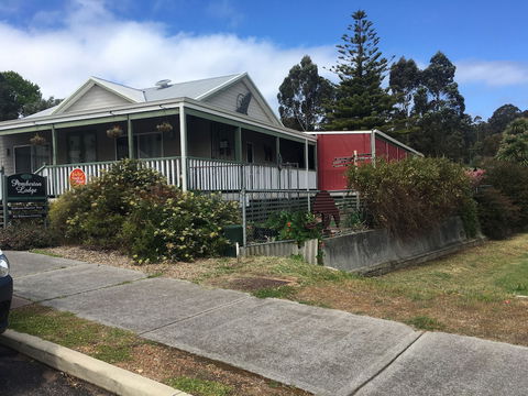 Pemberton Lodge - Accommodation Rockhampton 2