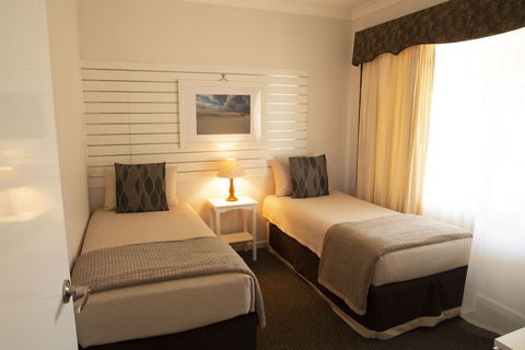 Pemberton Lodge - Accommodation Rockhampton 6