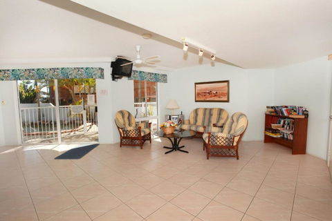 Unit 4 Coolum Sands Apartments 34 First Avenue Coolum Beach 400 BOND LINEN SUPPLIED - Accommodation Rockhampton 4