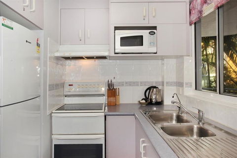 Unit 4 Coolum Sands Apartments 34 First Avenue Coolum Beach 400 BOND LINEN SUPPLIED - Accommodation Rockhampton 5