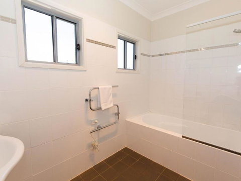 Aspect 2 / 8a Poly Cow Lane - Accommodation Rockhampton 2