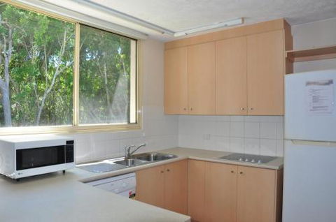 32 / 15 Rainbow Shores Unit Overlooking Bushland With Shared Swimming Pool Spa & Tennis Court - Accommodation Rockhampton 0