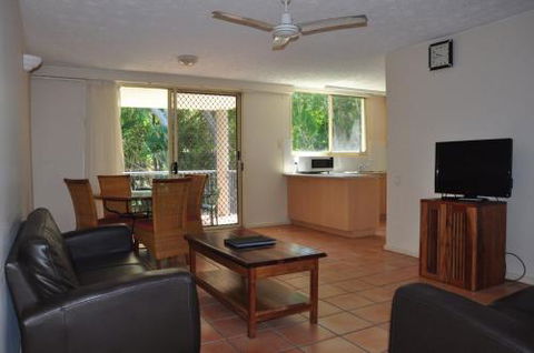 32 / 15 Rainbow Shores Unit Overlooking Bushland With Shared Swimming Pool Spa & Tennis Court - Accommodation Rockhampton 1