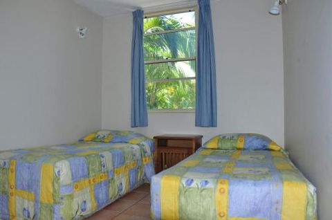 32 / 15 Rainbow Shores Unit Overlooking Bushland With Shared Swimming Pool Spa & Tennis Court - Accommodation Rockhampton 2