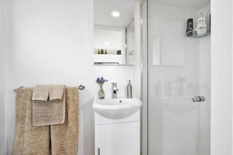 TINY HOME......BIG Views - Accommodation Rockhampton 3