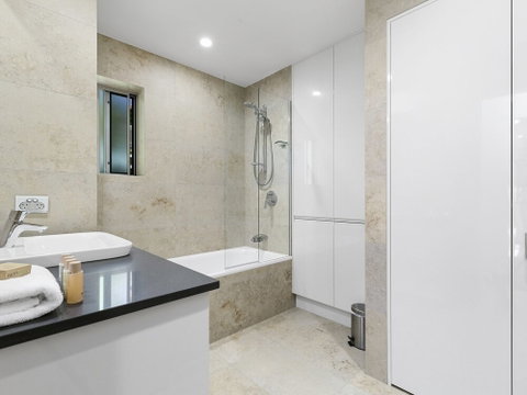 Exquisite Penthouse With Views To Laguna Bay Unit 3 Taralla 18 Edgar Bennett Avenue - Accommodation Rockhampton 4