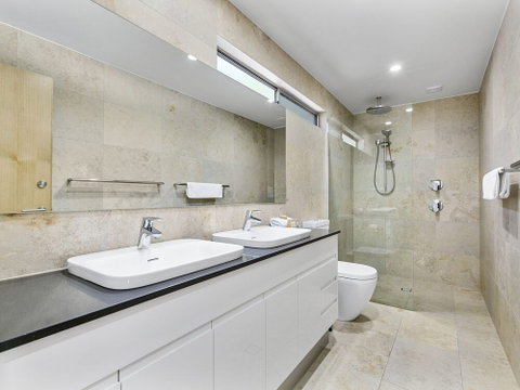 Exquisite Penthouse With Views To Laguna Bay Unit 3 Taralla 18 Edgar Bennett Avenue - Accommodation Rockhampton 3