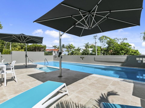 Exquisite Penthouse With Views To Laguna Bay Unit 3 Taralla 18 Edgar Bennett Avenue - Accommodation Rockhampton 1