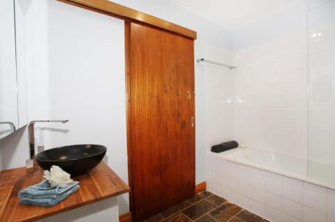 BEACH SHOPS & FABULOUS VACATION HOME! - Accommodation Rockhampton 0