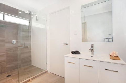 BEACH SHOPS & FABULOUS VACATION HOME! - Accommodation Rockhampton 3