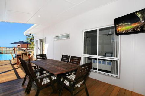 BEACH SHOPS & FABULOUS VACATION HOME! - Accommodation Rockhampton 1