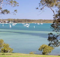 Corlette Waterfront 2 / 44 Danalene Parade Waterfront Luxury WIFI Aircon Boat Parking - Accommodation Rockhampton