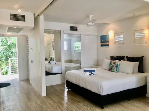 Quiet Oasis Apartment With Rooftop Spa - Accommodation Rockhampton 3