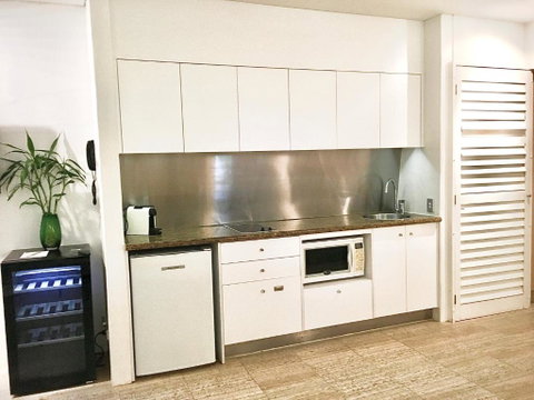 Quiet Oasis Apartment With Rooftop Spa - Accommodation Rockhampton 4
