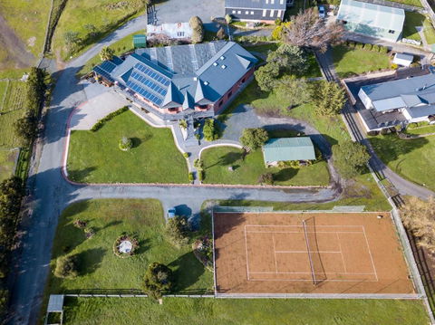 Luxury 6 Bedroom Home With Pool & Spa - Accommodation Rockhampton 6