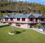Luxury 6 Bedroom Home with Pool  Spa - Accommodation Rockhampton