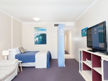 Whitesands Unit 213 Shoal Bay Road - Accommodation Rockhampton 1