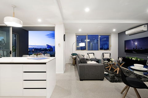 NEO Apartments Holidays Gold Coast - Accommodation Rockhampton 2