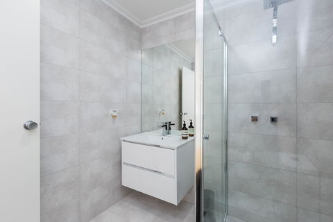 ROLAND, 1BDR Melbourne Apartment - Accommodation Rockhampton 6