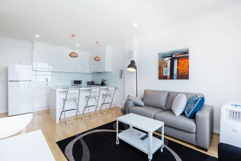 ROLAND, 1BDR Melbourne Apartment - Accommodation Rockhampton 3