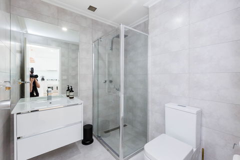 ROLAND, 1BDR Melbourne Apartment - Accommodation Rockhampton 5