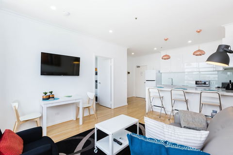 ROLAND, 1BDR Melbourne Apartment - Accommodation Rockhampton 0