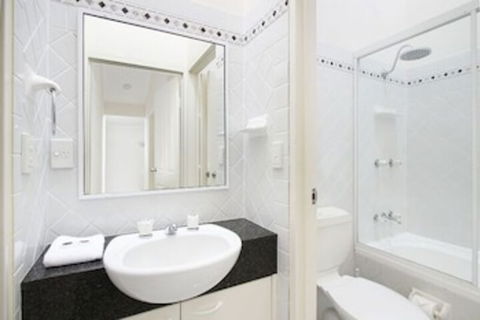 Pine Court Apartments - Accommodation Rockhampton 4
