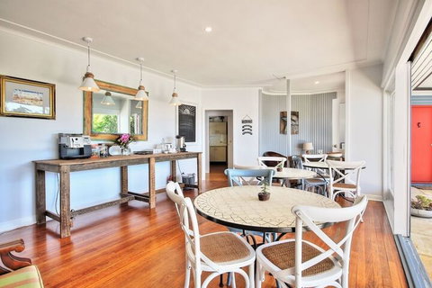 Dolphin Sands - Accommodation Rockhampton 2