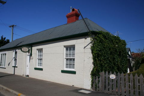 Westbury Gingerbread Cottages - Accommodation Rockhampton 1