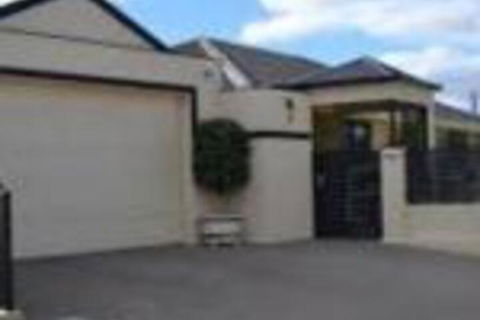 Sunset Retreat - Accommodation Rockhampton 0