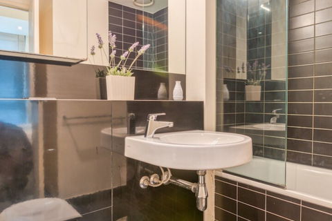 CBD Collins St. Near Southern Cross - Accommodation Rockhampton 5