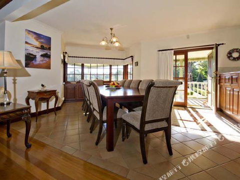 Fleur De Lys - Accommodation Rockhampton 1
