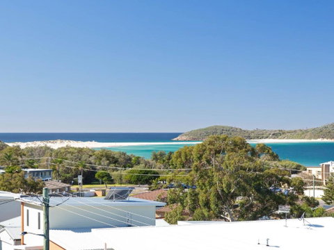 Whale Tales 78 Lentara Street FANTASTIC WATER VIEWS OVER FINGAL BEACH - Accommodation Rockhampton 3
