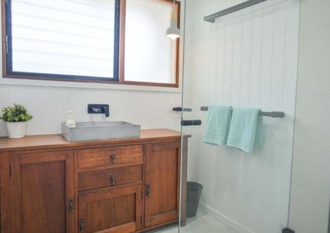 Quiet Pet Friendly Home 3 Houses To Beach Entry With Private Pool Walk To Shops - Accommodation Rockhampton 3