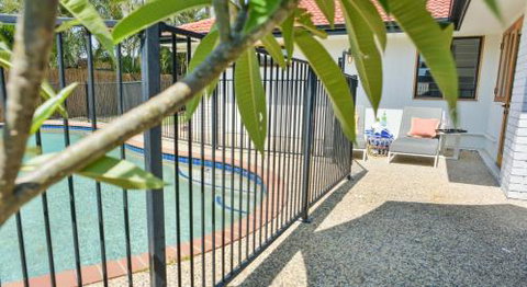 Quiet Pet Friendly Home 3 Houses To Beach Entry With Private Pool Walk To Shops - Accommodation Rockhampton 6