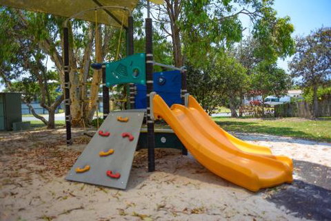 Quiet Pet Friendly Home 3 Houses To Beach Entry With Private Pool Walk To Shops - Accommodation Rockhampton 1