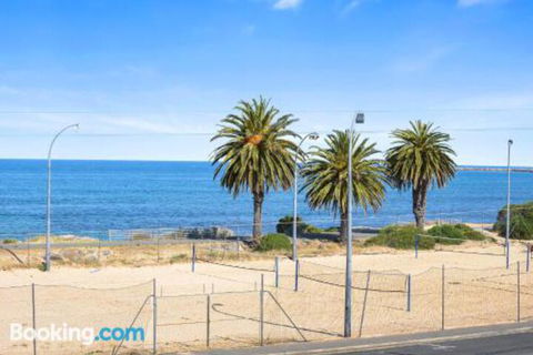 Bayline Beachfront Apartment No 4 - Accommodation Rockhampton 2