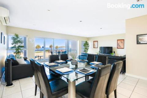 Bayline Beachfront Apartment No 4 - Accommodation Rockhampton 4