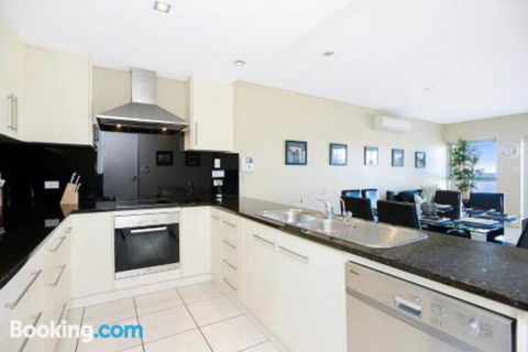 Bayline Beachfront Apartment No 4 - Accommodation Rockhampton 3