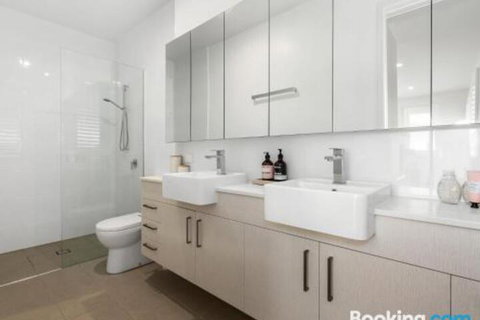 SEASIDE By THE BEACH - Accommodation Rockhampton 5
