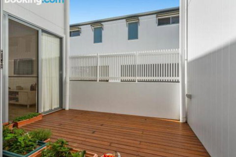 SEASIDE By THE BEACH - Accommodation Rockhampton 2