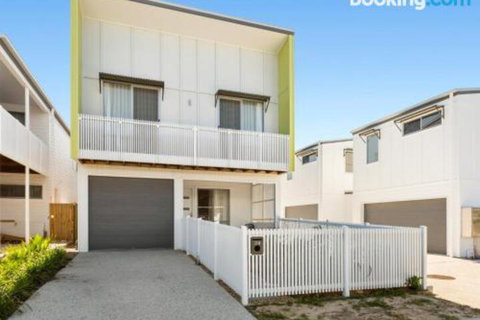 SEASIDE By THE BEACH - Accommodation Rockhampton 3