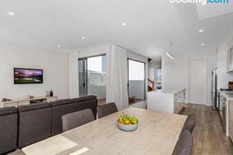 SEASIDE By THE BEACH - Accommodation Rockhampton 4