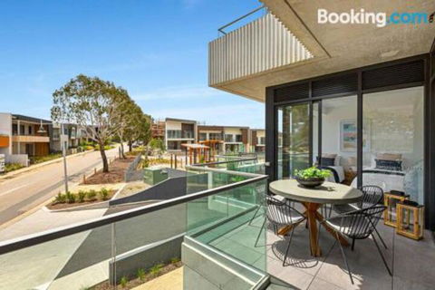 Luxe 101 At Martha Cove Waterfront Luxury On The Marina Walk To Beach - Accommodation Rockhampton 2