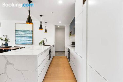 Luxe 101 At Martha Cove Waterfront Luxury On The Marina Walk To Beach - Accommodation Rockhampton 1